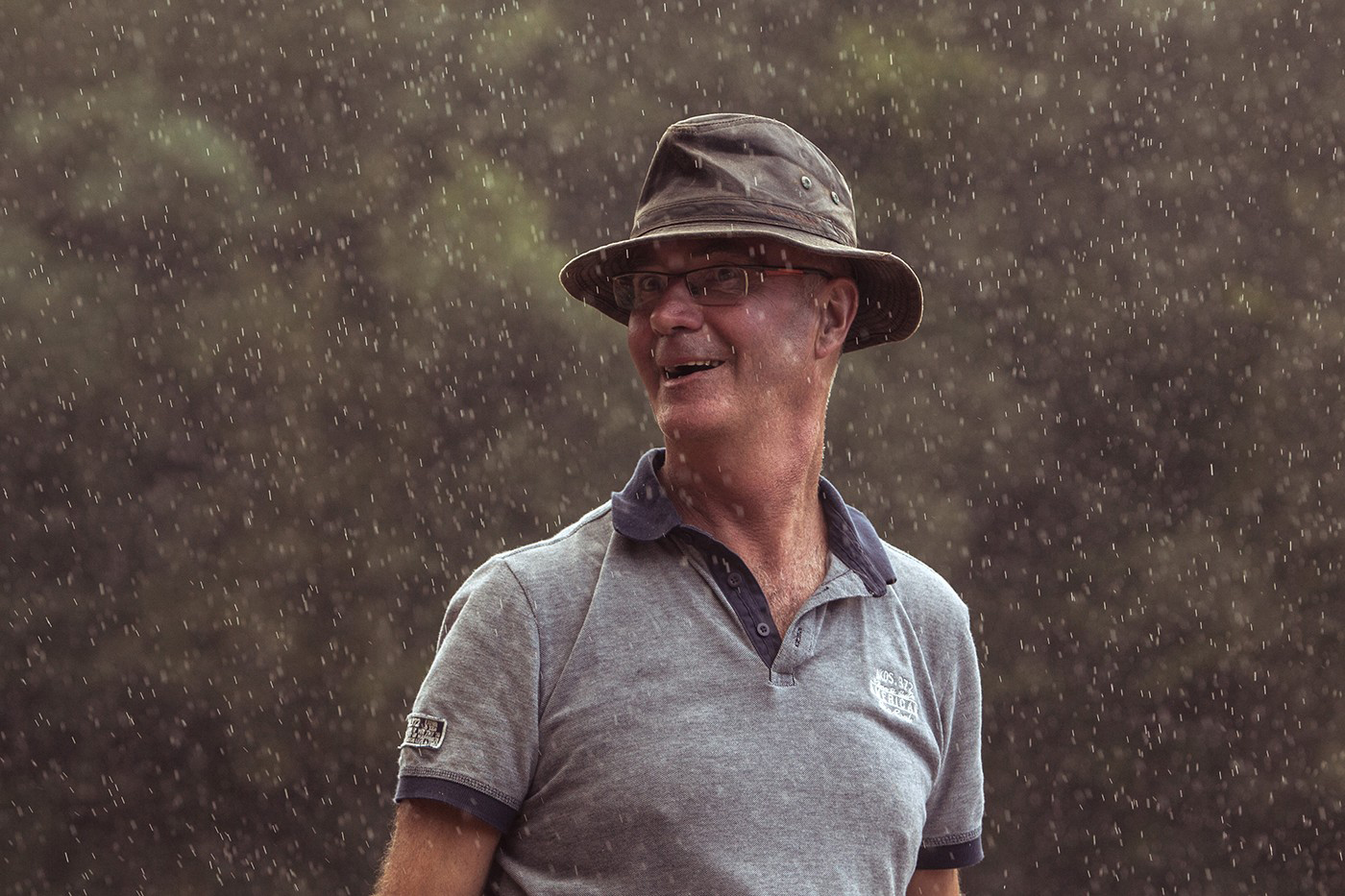 Homme au chapeau sous la pluie