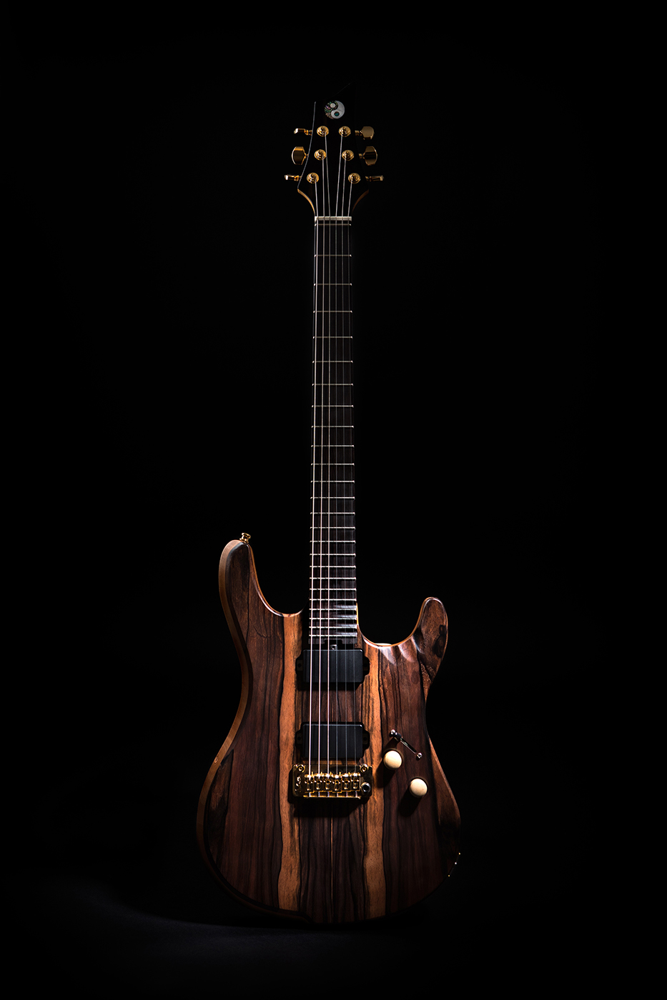 Guitare électrique de luthier en studio.
